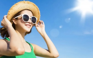 Cách giữ kính râm sáng bóng suốt mùa Hè