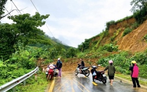 Vùng núi Bắc Bộ mưa lớn chiều tối, Trung Bộ nắng nóng