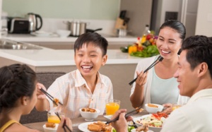 6 điều nên tránh khi rèn thói quen ăn uống cho trẻ