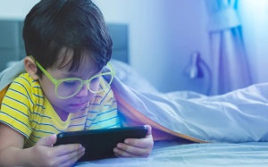 Bảo vệ mắt khỏi nguy cơ gây hại của ánh sáng xanh