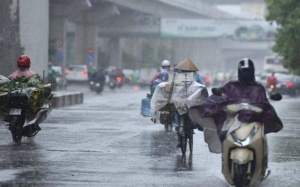 Trung Bộ tiếp tục nắng nóng, Bắc Bộ cảnh báo mưa dông cục bộ