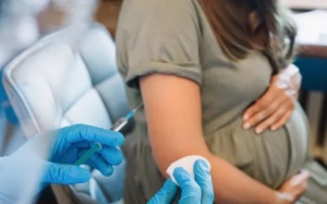 Mỹ phê duyệt vaccine Pfizer ngừa virus RSV cho phụ nữ mang thai