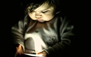 Dùng thiết bị điện tử nhiều khiến trẻ sơ sinh chậm phát triển