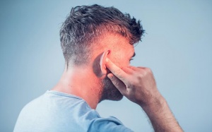 Ù tai phải có đáng lo không?