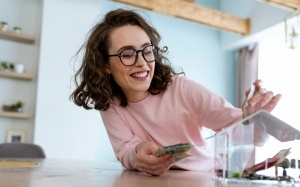 Tử vi thứ Năm (31/8/2023): Sư Tử nên kiểm soát tiền bạc thật kỹ