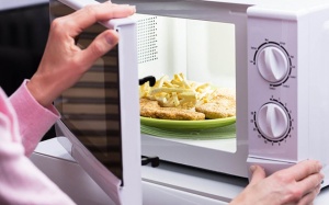 Điều nên và không nên làm khi sử dụng lò vi sóng