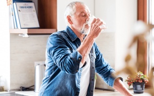 Thực phẩm, đồ uống nên tránh khi gặp vấn đề đường tiết niệu