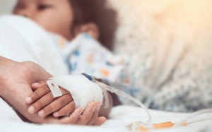Nhiễm trùng huyết ở trẻ: Những dấu hiệu cha mẹ cần cảnh giác
