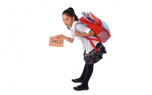 Cặp sách nặng có hại với sức khỏe của trẻ ra sao?
