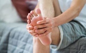 Đái tháo đường biến chứng tê bì tay chân, khó ngủ, mắt mờ phải làm sao?