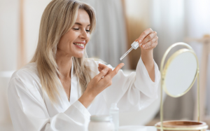 Loại serum nào giúp da mịn màng, săn chắc cho phụ nữ ngoài 40?