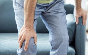 Người bệnh Parkinson bị nhức mỏi cơ bắp, đau chân phải làm sao?