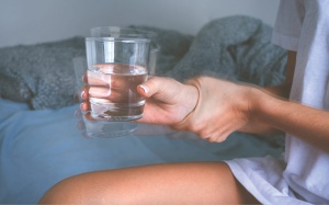 Run tay khi ăn cơm, gắp đồ ăn phải làm sao?