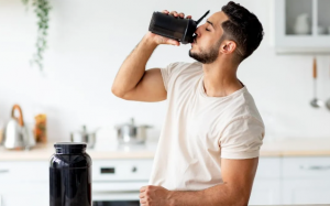 Uống Casein protein trước khi ngủ giúp phát triển cơ bắp thế nào?