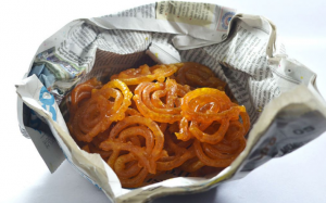 Nguy hiểm tiềm ẩn khi lấy giấy báo gói thức ăn