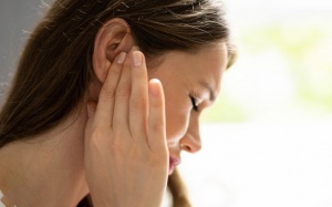 Nguyên nhân bệnh lý gây ù tai phải không thể xem thường