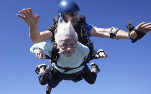 Hai cụ bà tuổi thượng thọ đam mê nhảy dù