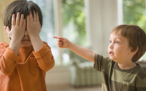 Cách xử trí khi trẻ mầm non đánh bạn