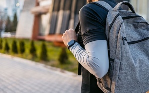 Đi bộ thể dục thêm hiệu quả chỉ với một chiếc ba lô