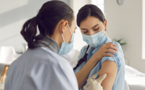 Tại sao nữ giới gặp nhiều tác dụng phụ hơn nam giới sau tiêm vaccine cúm?