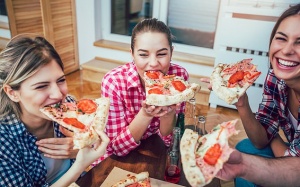 Trẻ vị thành niên ăn nhiều đồ ăn nhanh làm tăng nguy cơ ung thư vú