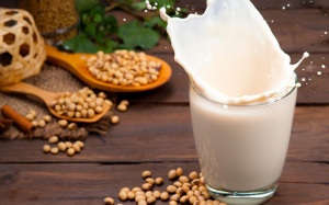 Sữa đậu nành có ưu điểm nổi bật gì so với các loại sữa hạt khác?