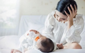 Run tay sau sinh: Đang cho con bú dùng TPBVSK Vương Lão Kiện được không?