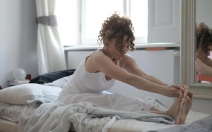 Gifographic: 8 động tác giãn cơ giúp bạn dễ ngủ