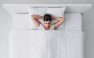 Làm sao tập cho mình thói quen nằm ngửa khi ngủ?