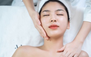 Mách bạn cách chăm sóc da cổ và ngực khỏe đẹp