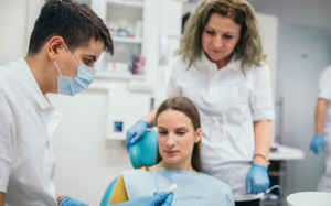 Infographic: Ưu và nhược điểm của các phương pháp phục hình răng giả hiện nay