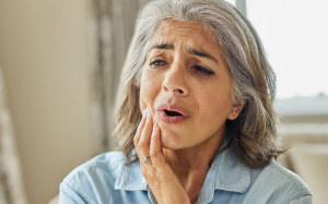 Mãn kinh ảnh hưởng đến sức khỏe răng miệng thế nào?