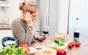 Tại sao rượu vang đỏ lại khiến bạn đau đầu?