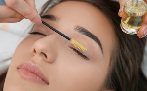 Dưỡng mi dày và dài với dầu thầu dầu