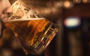 Uống nhiều rượu bia gây mòn men răng và hôi miệng