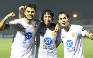 V-League 2023/2024: Nam Định gây bất ngờ, Hà Nội FC lại thua