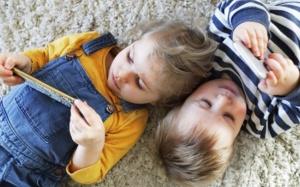 Trẻ dễ mắc các vấn đề sức khỏe tâm thần khi tiếp xúc màn hình nhiều