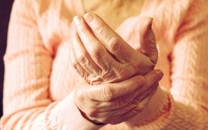 Ngủ dậy bị cứng khớp ngón tay là do đâu?