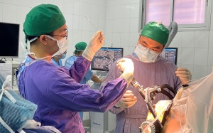 Phẫu thuật kích thích não sâu: Triển vọng cho người bệnh Parkinson
