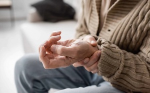 Run tay ở người già có thể chữa khỏi không?