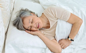 Mẹo đẩy lùi mất ngủ cho người cao tuổi không dùng thuốc