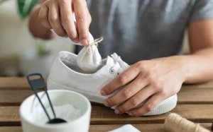 Mẹo khử mùi giày với baking soda