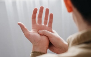 Bị run chân tay sau tai biến phải làm sao?