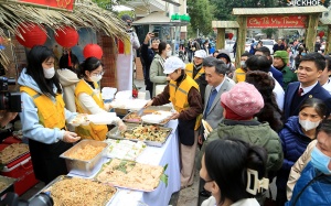 'Chợ Tết yêu thương' đặc biệt dành cho bệnh nhân tại Bệnh viện Bạch Mai
