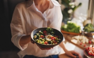 Bác sĩ Mỹ chia sẻ 6 bí kíp ăn uống năm 2024 giúp bạn sống thọ