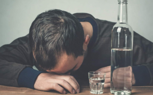Dấu hiệu cơ thể cảnh báo bạn đang uống rượu bia quá mức