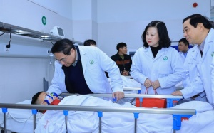 Thủ tướng: Khi bệnh viện còn bệnh nhân, y bác sĩ chưa thể nghỉ ngơi