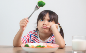 Dấu hiệu trẻ thiếu vi chất dinh dưỡng và cách phòng tránh