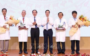 Chủ tịch nước Võ Văn Thưởng thăm Bệnh viện Nhi đồng 1