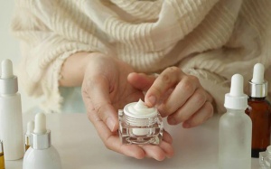 7 thói quen trước khi ngủ giúp da đẹp, tóc khỏe trong thời tiết lạnh